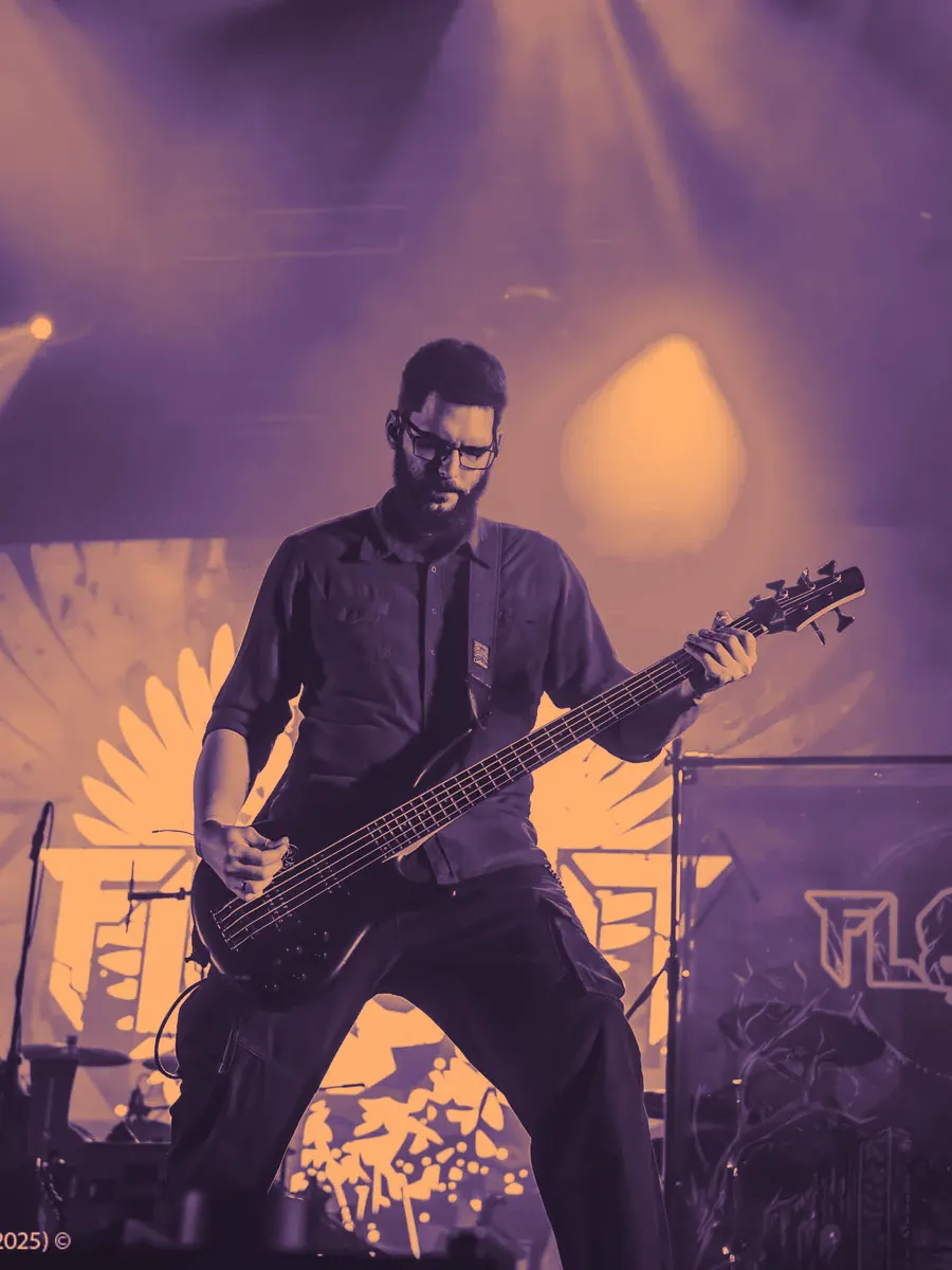 Lengyel Dávid basszusgitározik a színpadon